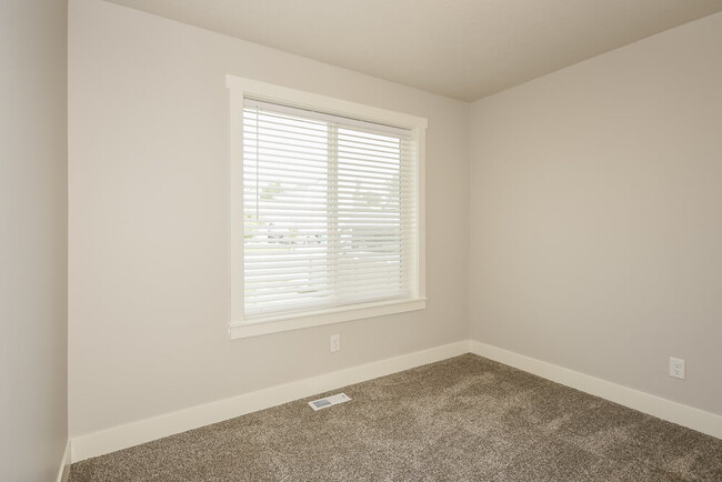 Building Photo - 4621 S W Pk Dr