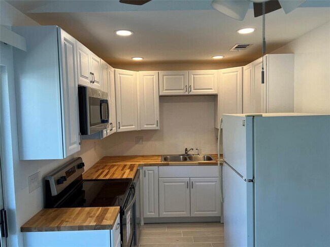 Building Photo - 1015 E Yager Ln