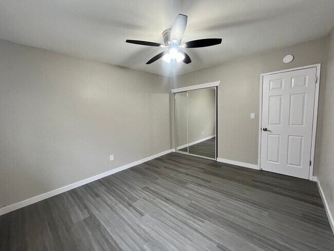 Building Photo - SPACIOUS 2 BEDROOM 1 BATH UPSTAIRS