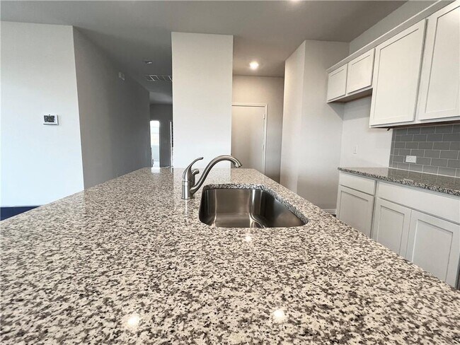 Building Photo - 105 Brody Ln