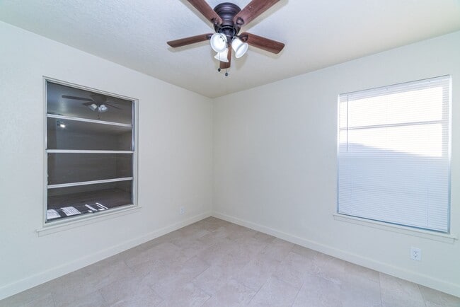 Building Photo - Charming 3-Bedroom