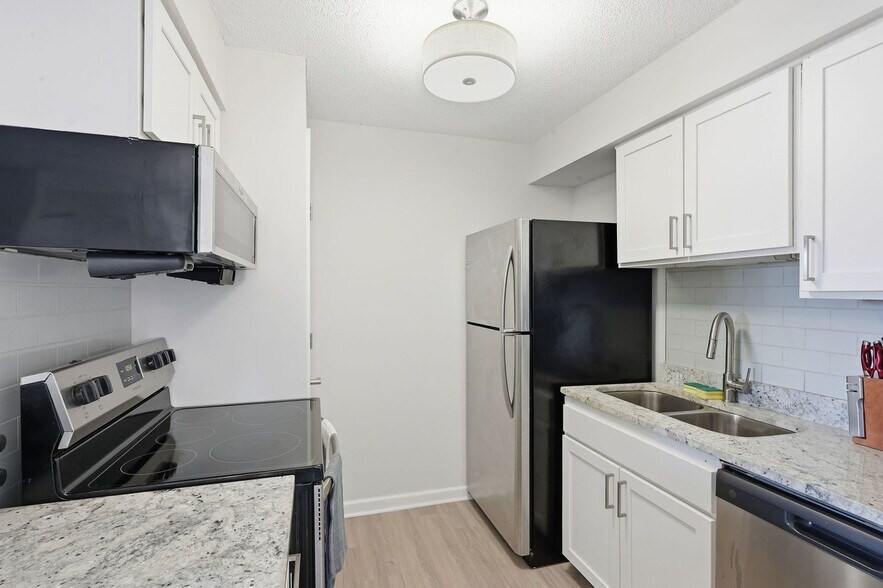 Building Photo - 8902 Elks Bluff Dr
