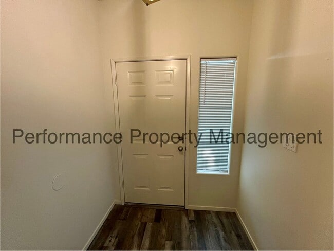 Building Photo - Gorgeous 3 Bed/2 Bath + Office Smart Home ...