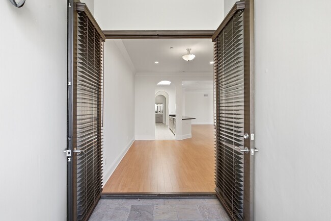 Building Photo - 10305 Almayo Ave