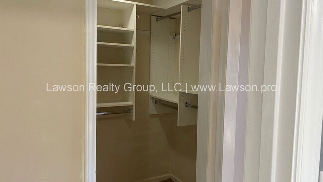 Building Photo - Lovely 4 Bedroom 3 Bath Home in South Roanoke