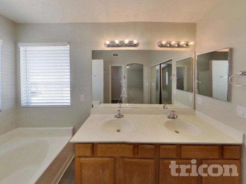 Building Photo - 8566 W Denton Ln