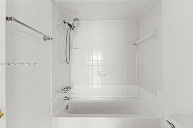 Building Photo - 18011 Biscayne Blvd