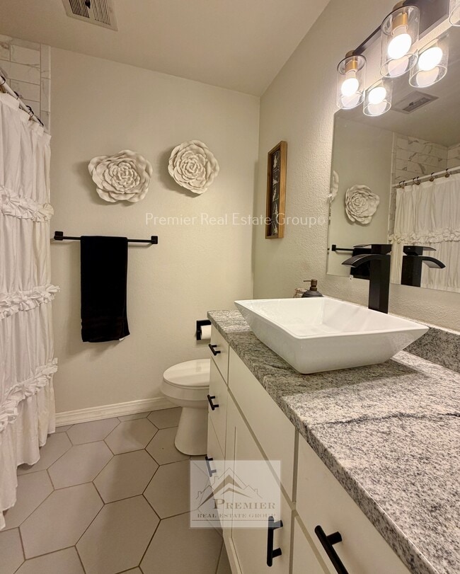 Building Photo - 1122 Pike Dr