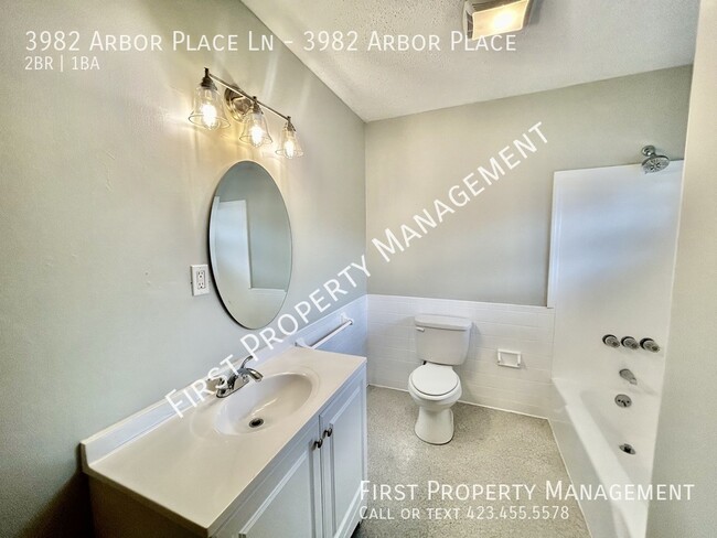 Building Photo - $700 Off One Month's Rent: 2/1 Remodeled D...