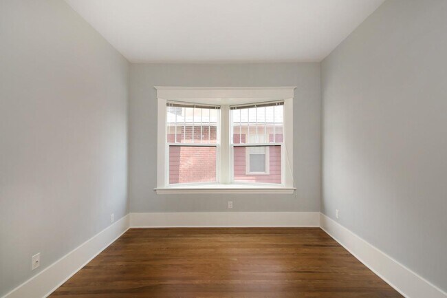 Building Photo - 360 Richard Terrace SE