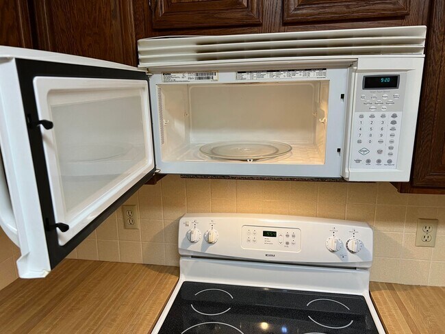 Building Photo - 3 Bedroom, 1.5 Bath Townhome W/ Attached S...