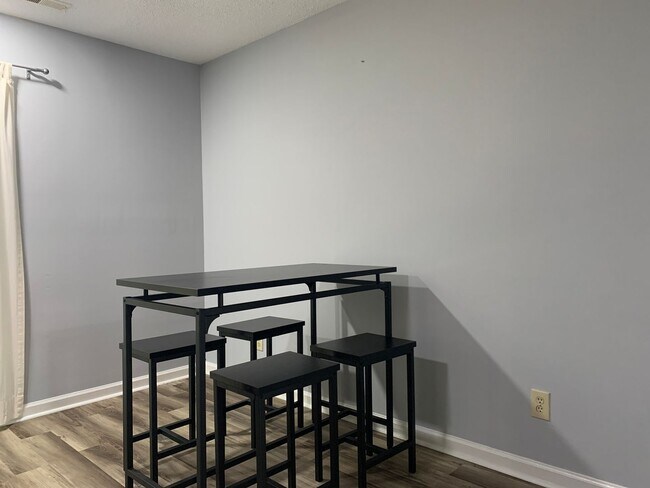 Building Photo - Renovated Townhome Near UNC, Downtown, fle...
