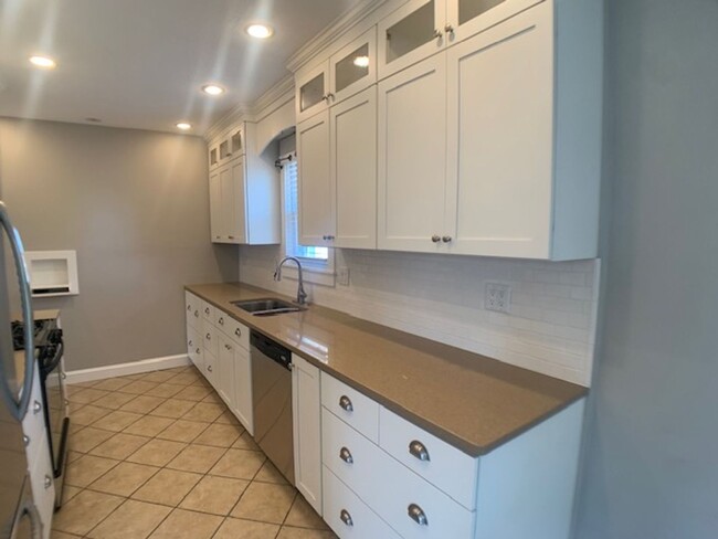 Building Photo - Super cute two-bedroom, two-bath single-fa...