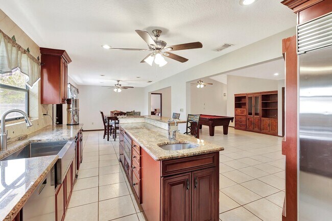 Building Photo - 362 SE Calmoso Dr