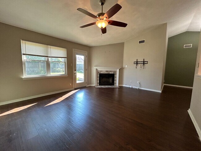 Building Photo - 913 Bernstein Ct