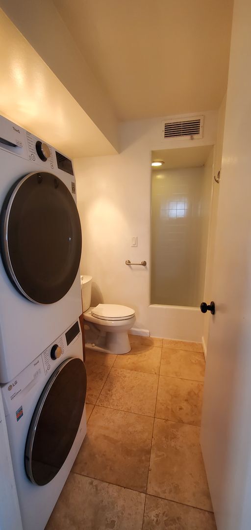 Building Photo - 2 bed, 1 bath, 1 parking updated unit in M...