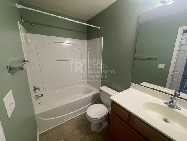 Building Photo - Amazing End Unit 3bd/2.5ba Townhome zoned ...