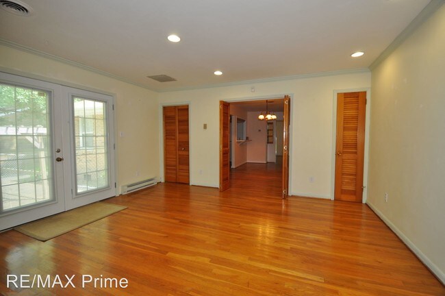 Building Photo - 3 br, 1.5 bath House - 4010 Queenswood Drive