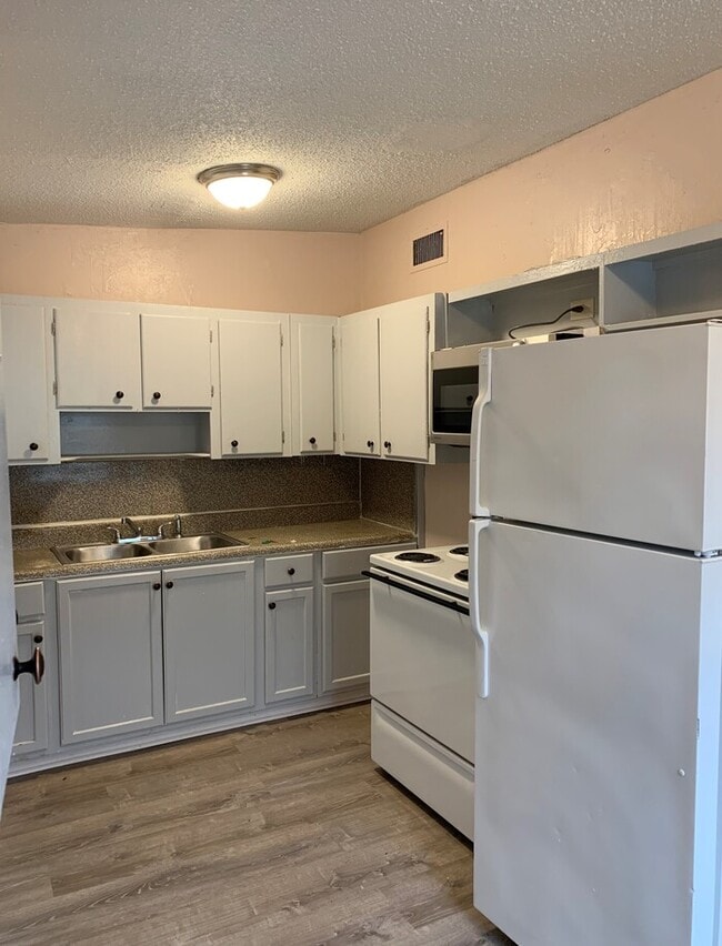 Building Photo - Spacious Backyard And Screened Porch In This Cozy 3 Bedroom Home