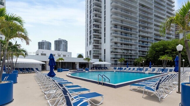 Building Photo - 3701 N Country Club Dr