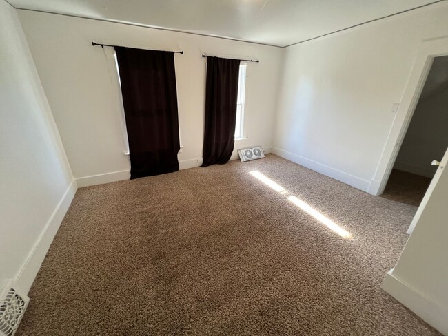 Building Photo - Beautiful 2 bed house