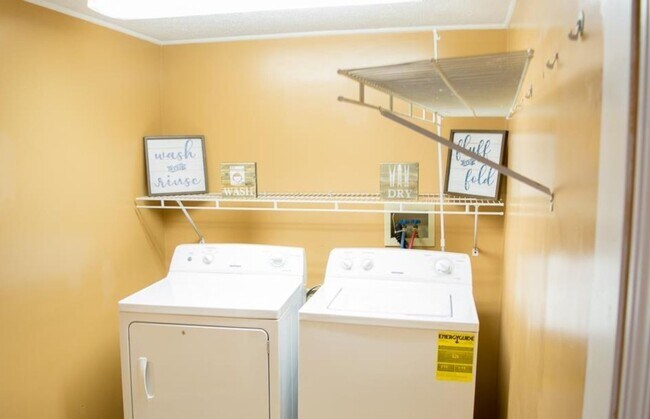 Building Photo - 5 bedroom, 2 bath house - Available for the 2026/2027 lease term!