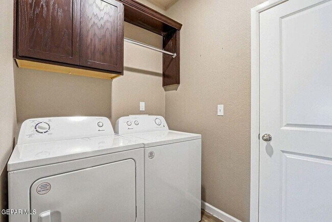 Building Photo - 5933 Ruidoso Downs St