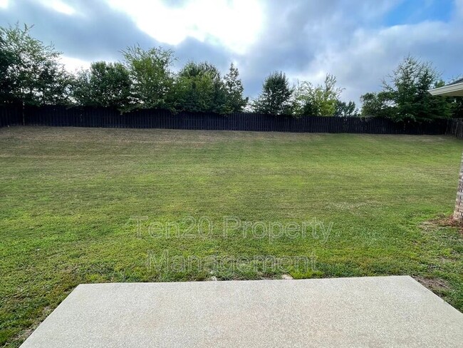 Building Photo - 7974 N Ivy Park Dr