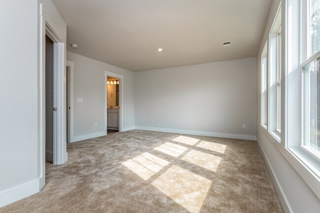 Building Photo - Elegant 3 Bedroom 2.5 Bathroom Townhome Near Downtown Greenville $1,850/mo rent