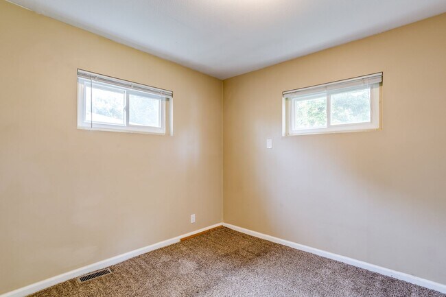 Building Photo - Cozy 2 bedroom 1 bathroom duplex in Southe...