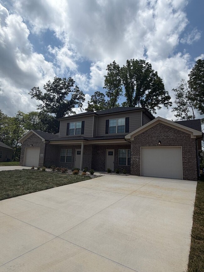 Building Photo - 933/935 Rodeo Court