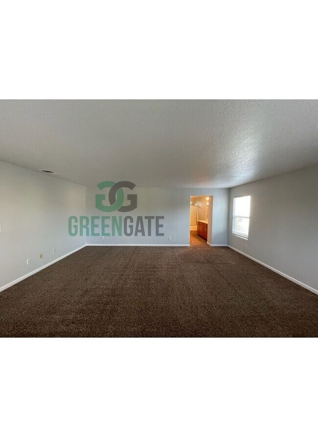 Building Photo - Two story 4 bedroom, 2.5 bath home in Stockton! AVAILABLE NOW!!