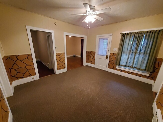 Building Photo - Cute 2 bedroom with garage & fence in back...