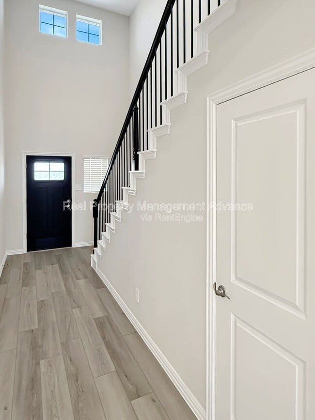 Building Photo - 614 Clover Crk Dr