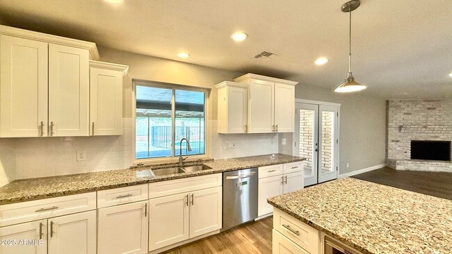 Building Photo - 2502 E Sahuaro Dr