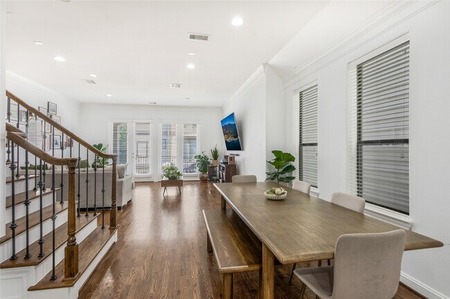 Building Photo - 8817 Lakeshore Bend Dr