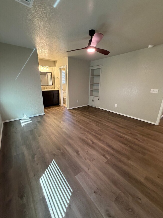 Building Photo - 1405 S Avery Dr