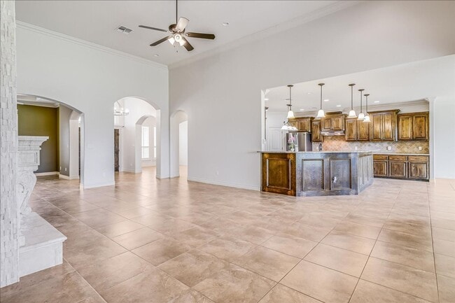 Building Photo - 6241 Lago Vista Dr