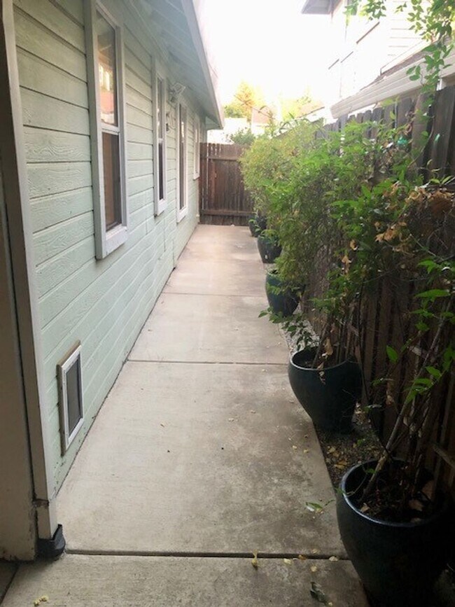 Building Photo - Charming and Spacious Home in Carmichael