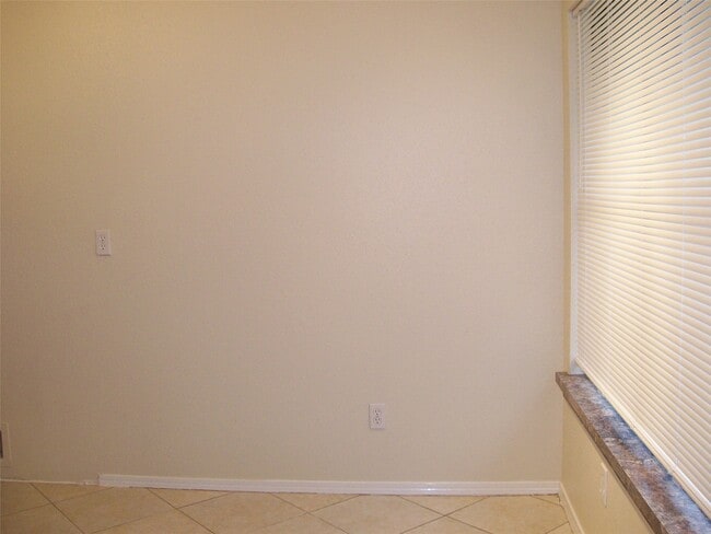 Building Photo - 2617 Knoxville Dr
