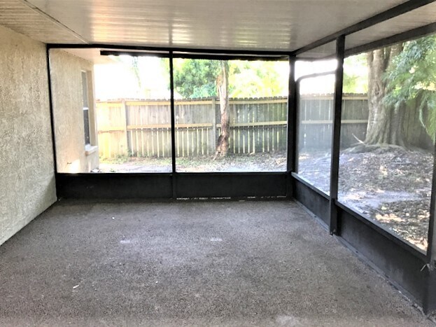 Building Photo - 805 Topaz Dr