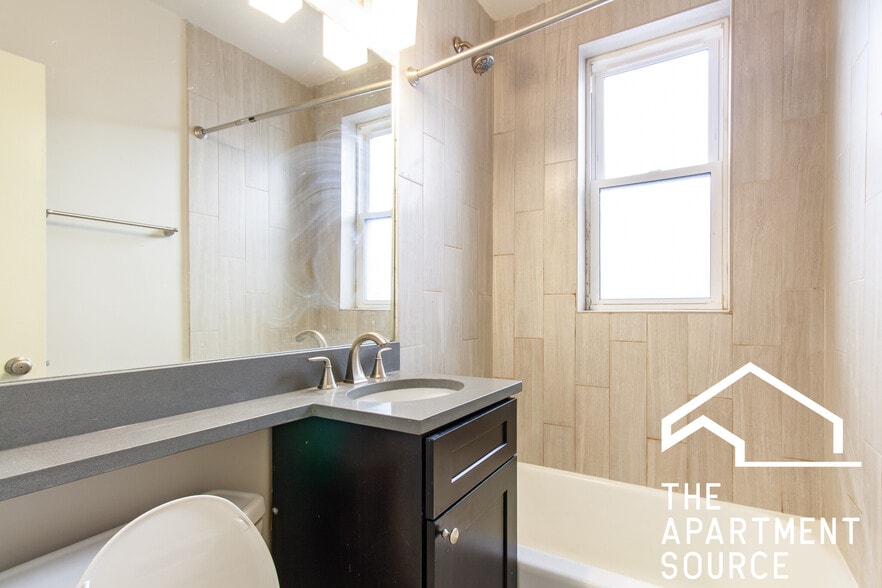 Building Photo - 515 W Belmont Ave