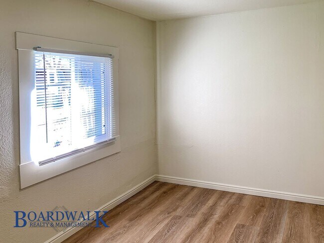 Building Photo - 1-Bedroom Home with Fenced Yard with fenced yard!