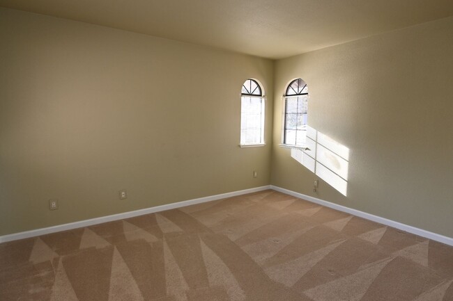 Building Photo - Tranquil / Updated Townhome in Gated in Vi...