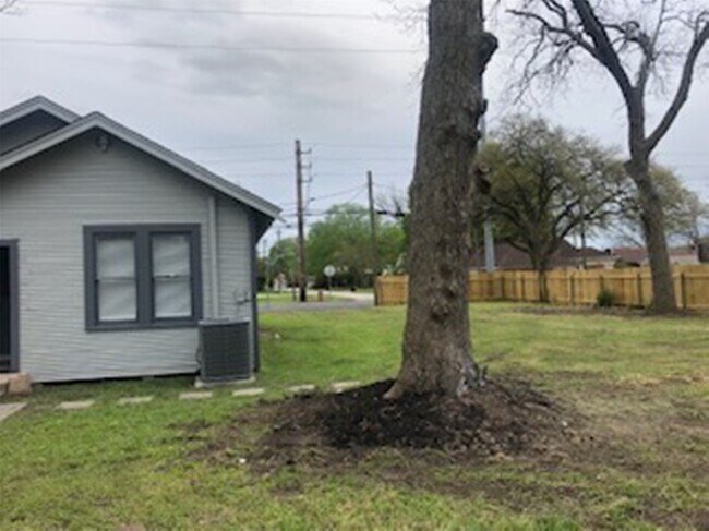 Building Photo - 3022 School St