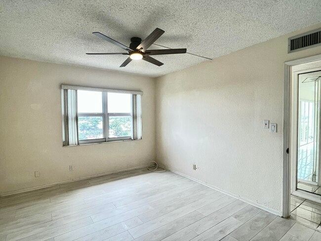 Building Photo - 1069 Hillsboro Mile