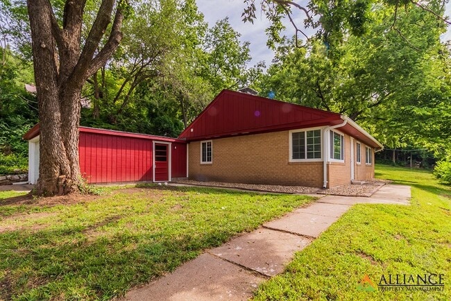 Building Photo - Close to Aggieville & K-State! **Lease from 8/7/26-7/31/27 ONLY!!**