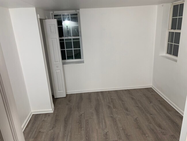 Building Photo - 2 Hollowbrook Plz