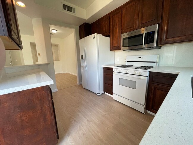 Building Photo - Top-Floor large condo on tree-lined street