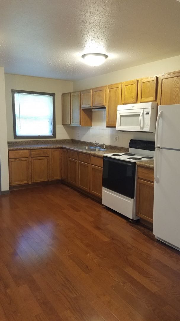 Building Photo - 2BR Duplex in Lake Hallie - Easy Hwy Access - Dog Friendly